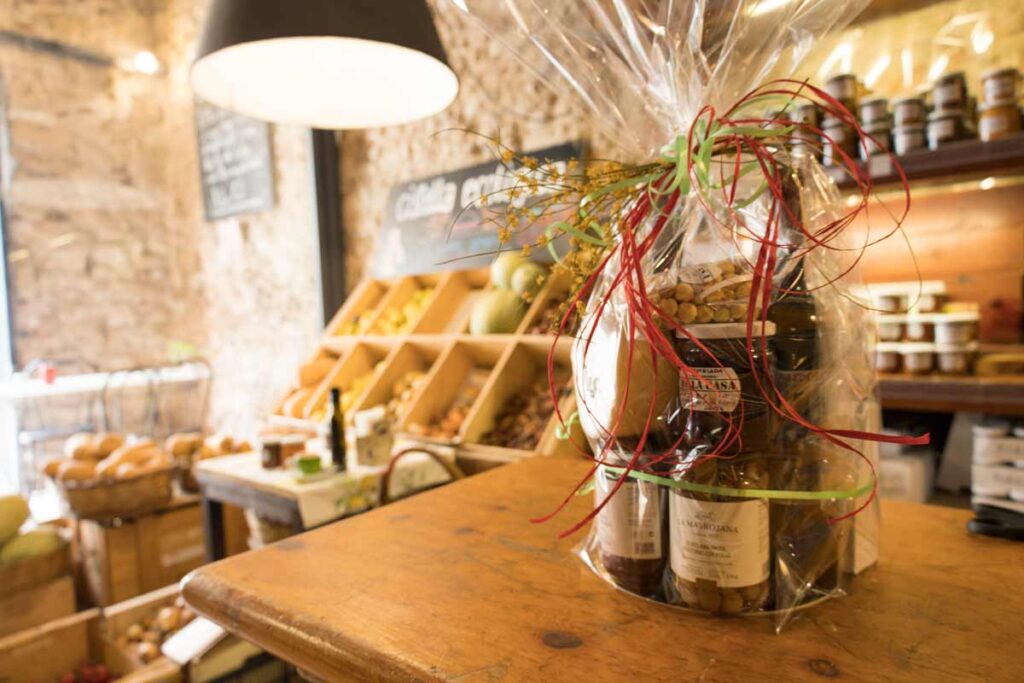 Cistella amb diferents productes: vi, formatge, ametlles...