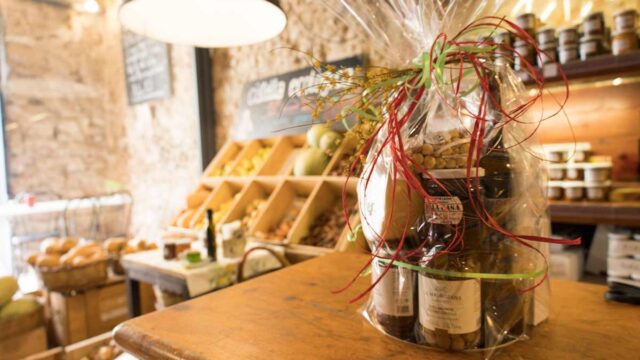 Cistella amb diferents productes: vi, formatge, ametlles...