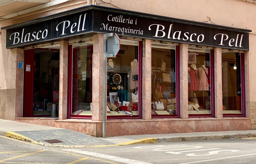 Fotografia des de l'exterior, de l'aparador de Blasco Pell.