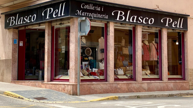 Fotografia des de l'exterior, de l'aparador de Blasco Pell.