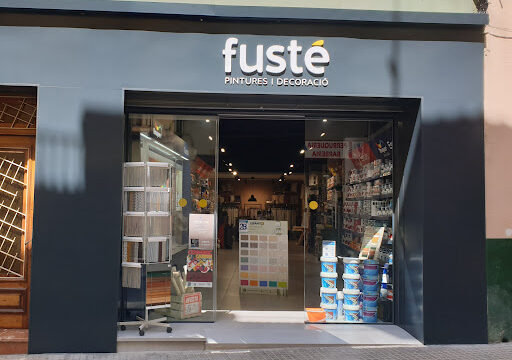 Exterior on es veu la façana de l'establiment Fusté, Pintures i Decoració.