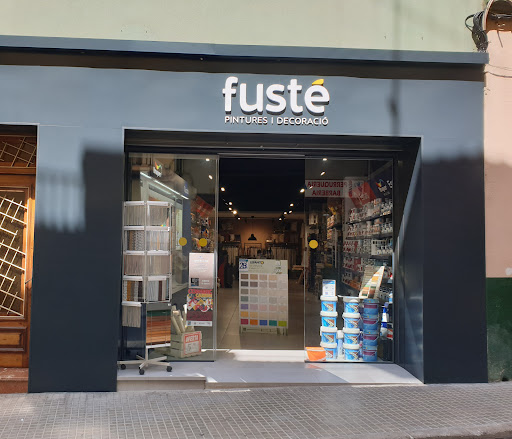 Exterior on es veu la façana de l'establiment Fusté, Pintures i Decoració.