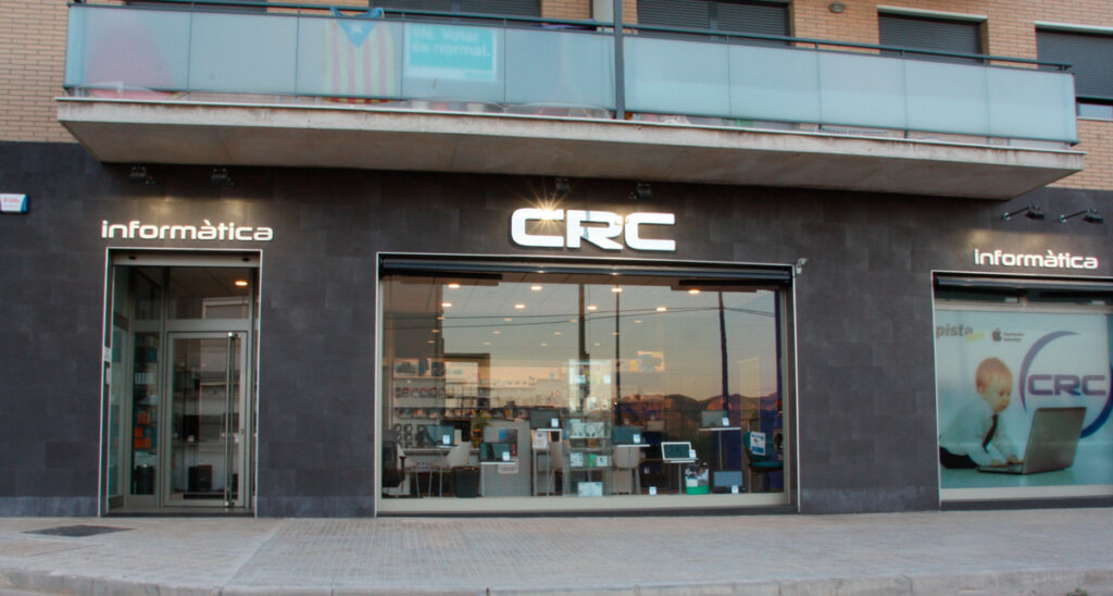 Fotografia feta durant el dia des de l'exterior, de l'aparador Informàtica CRC.