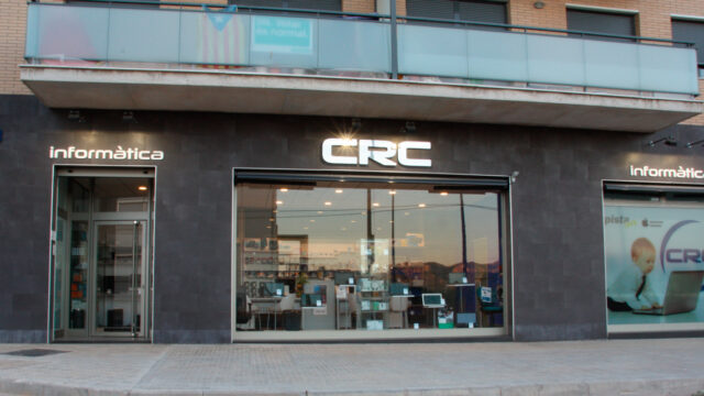 Fotografia feta durant el dia des de l'exterior, de l'aparador Informàtica CRC.