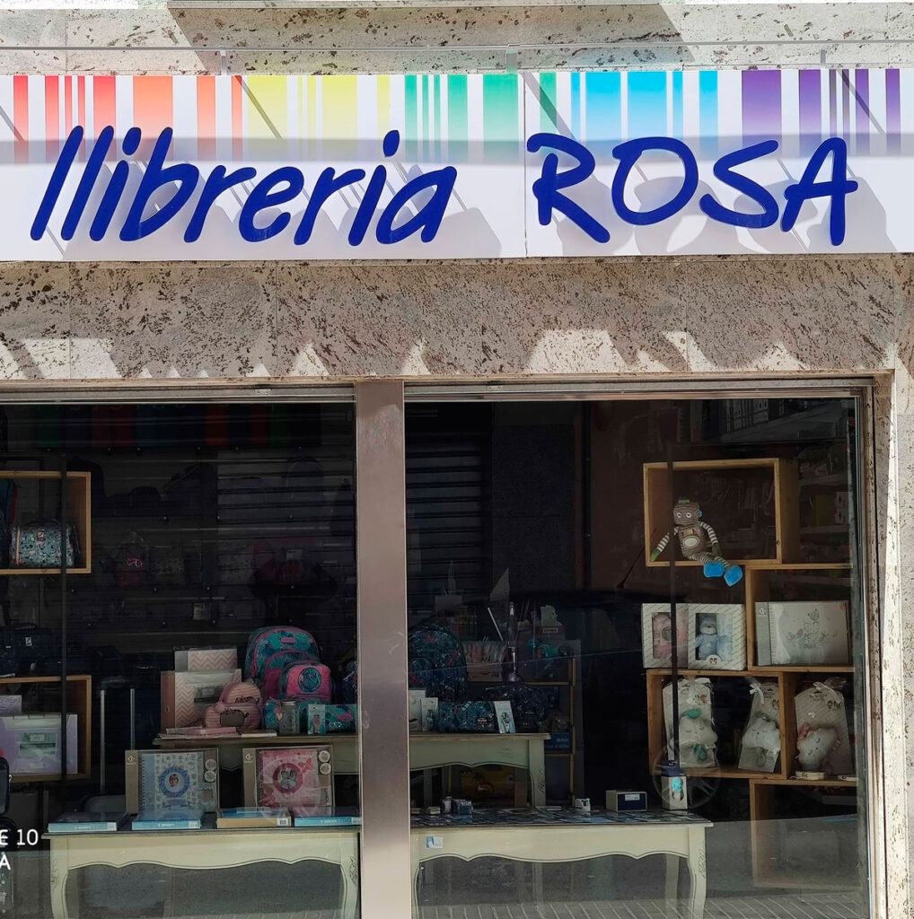 Exterior on es veu la façana de la Llibreria Rosa.