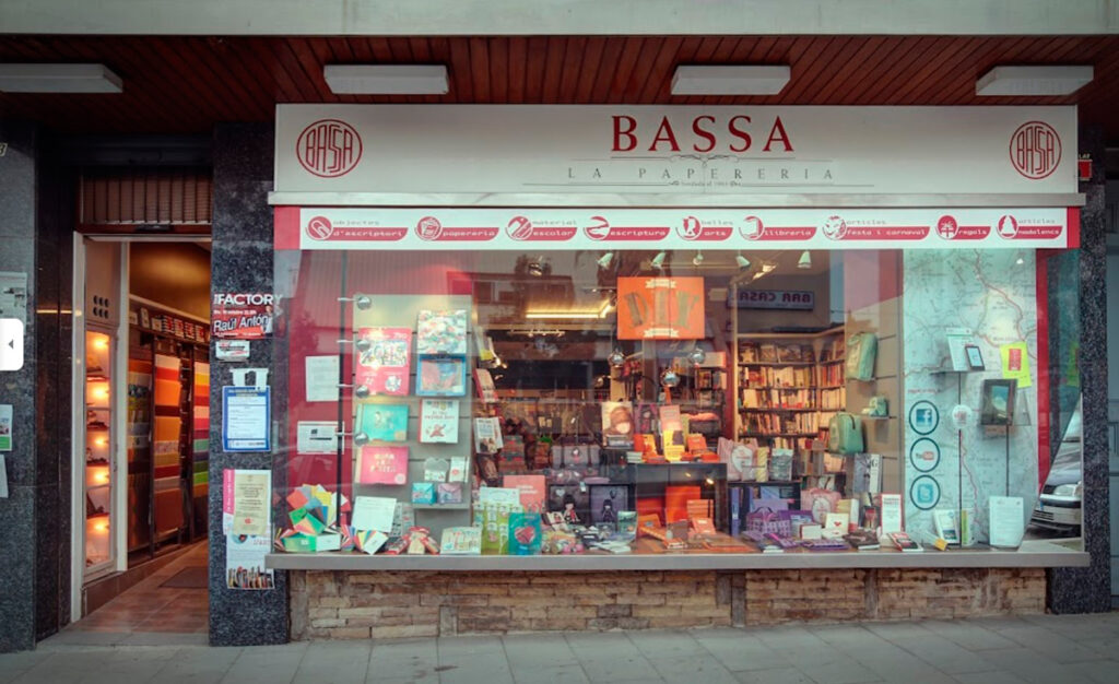 Fotografia des de l'exterior, de l'aparador de la papereria Bassa.
