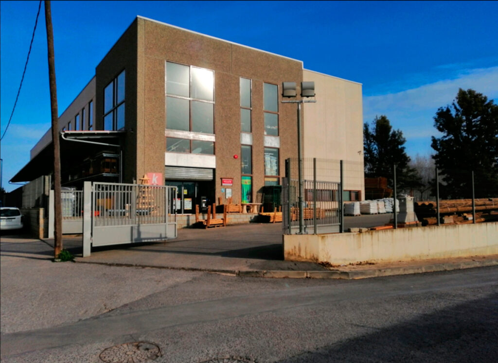 Exterior on es veu la façana de l'establiment Vilanova Fustes.