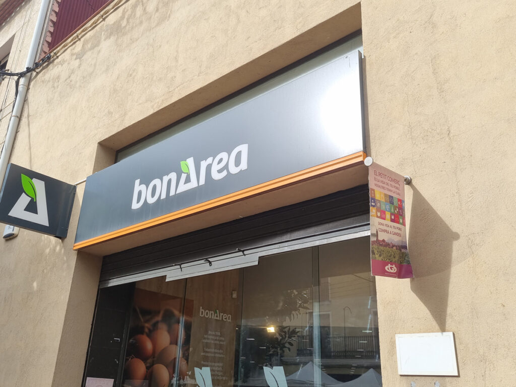 Entrada amb el rètol del logotip de bonÀrea.