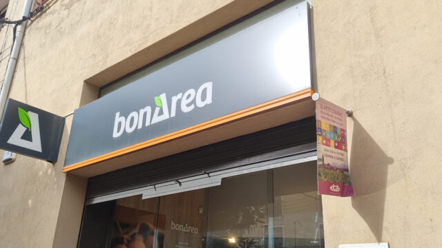 Entrada amb el rètol del logotip de bonÀrea.
