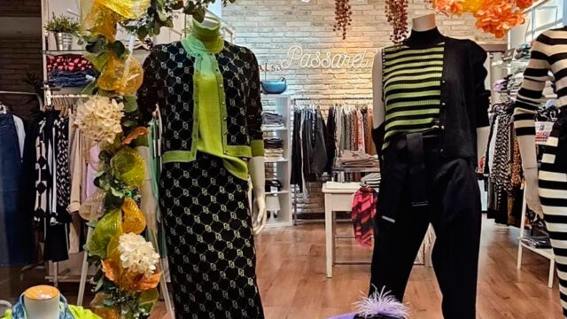 Fotografia de l'aparador Passarel·la on es poden veure diferents looks de primavera per dona, colors com el verd, el taronja, el blanc o el negre són alguns dels colors que es poden veure a l'aparador.