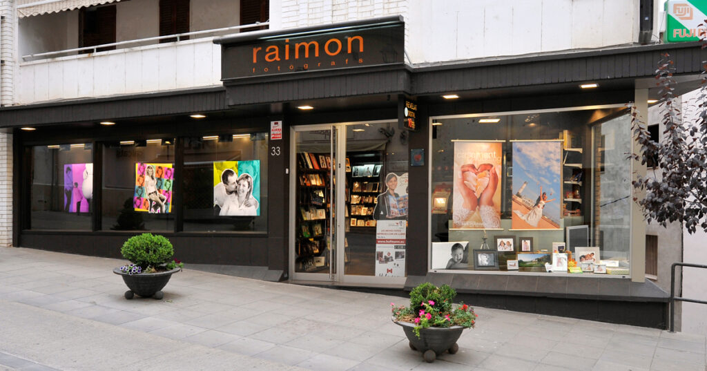 Exterior on es veu la façana de l'establiment Raimon Fotografia i Vídeo.